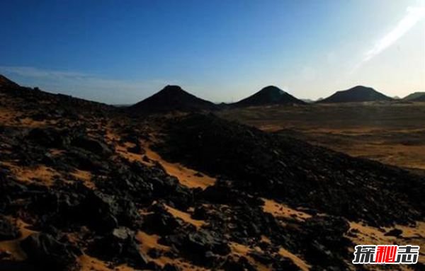 埃及黑色沙漠:沙漠中的黑色石头(火山喷发)